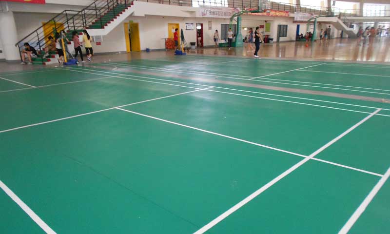 专业网球和羽毛球场地地板是使用什么材质